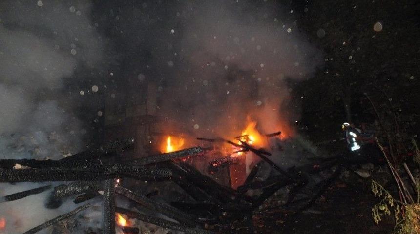 Sinop’ta Bir Ev, Ahır Ve Ambar Yandı