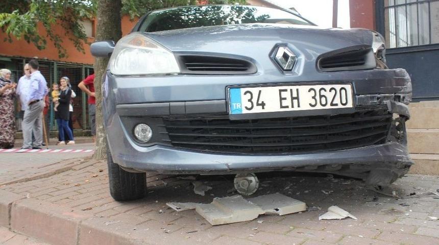 Kaza Yapan Otomobil Doğal Gaz Kutusunu Par&ccedil;aladı