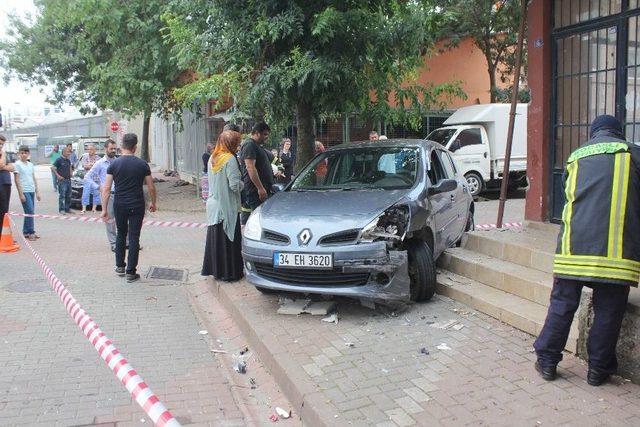 Kaza Yapan Otomobil Doğal Gaz Kutusunu Parçaladı