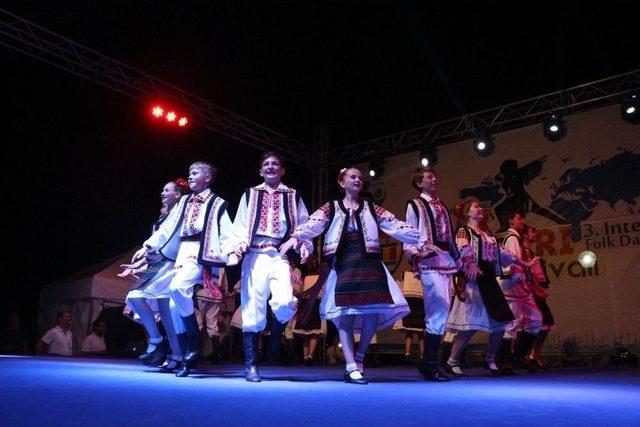 Kuşadası 3. Uluslararası Halk Dansları Festivali Başladı