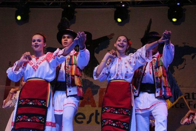 Kuşadası 3. Uluslararası Halk Dansları Festivali Başladı