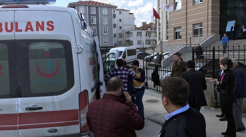 Adliye Önünde Kavga: 4 Yaralı