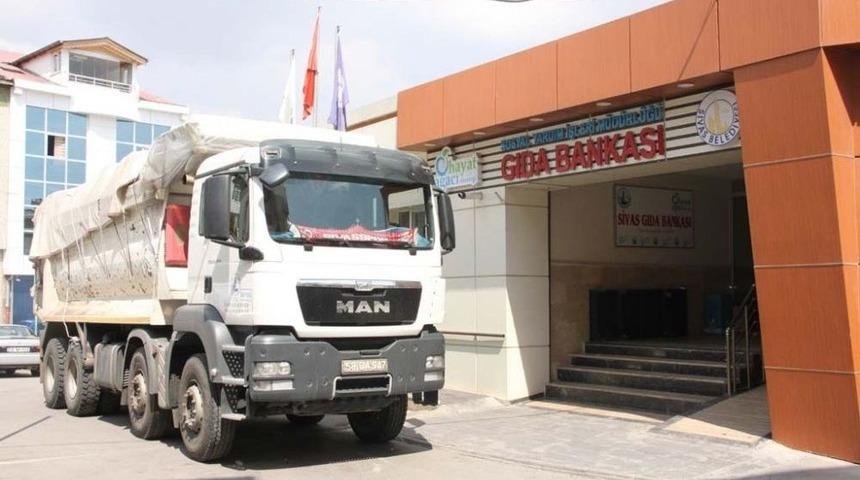 Hayat Ağacı Derneği&rsquo;ne &Ccedil;ocuk Kıyafeti Bağışı