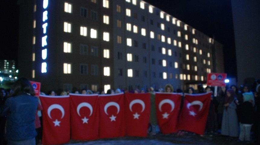 Afrin&rsquo;deki Asker Ve Polisler İ&ccedil;in Dua Ederek Yurtlarına Giriyorlar