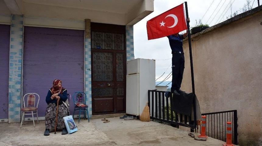 Bayramlaşma Gezisinde G&ouml;rd&uuml;, Hemen Yenisiyle Değiştirdi