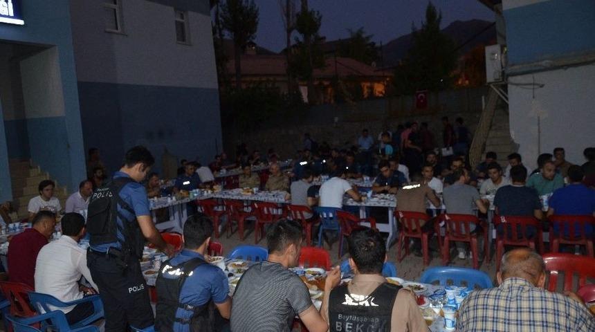 Beyt&uuml;şşebap&rsquo;ta Polisler Kurban Kesip Vatandaşlarla Birlikte Akşam Yemeği Yedi