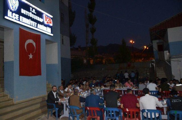 Beytüşşebap’ta Polisler Kurban Kesip Vatandaşlarla Birlikte Akşam Yemeği Yedi