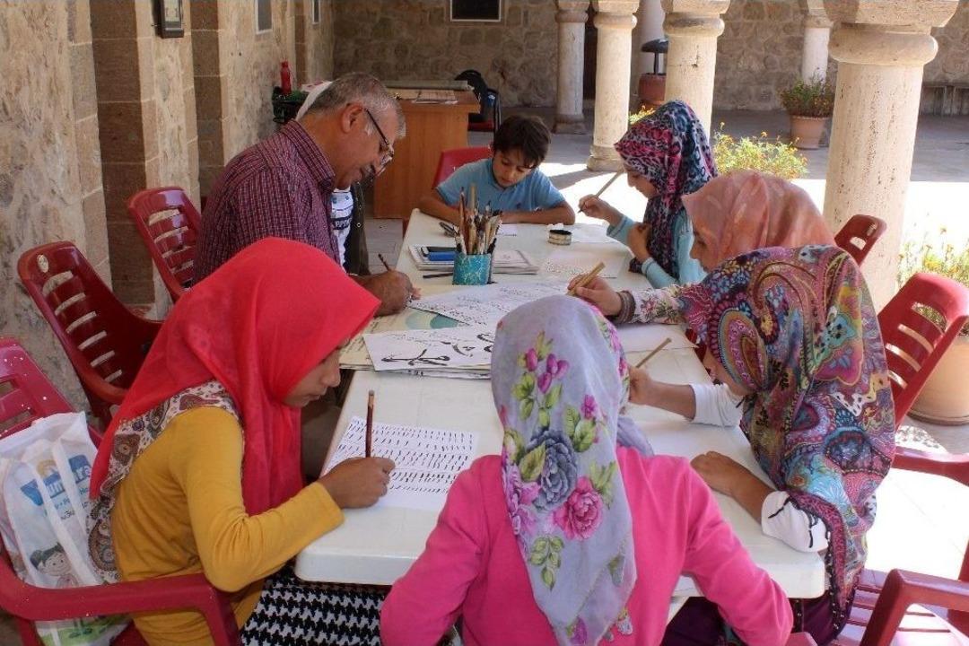 Kur&rsquo;an Kursunda Hat Sanatını &Ouml;ğreniyorlar