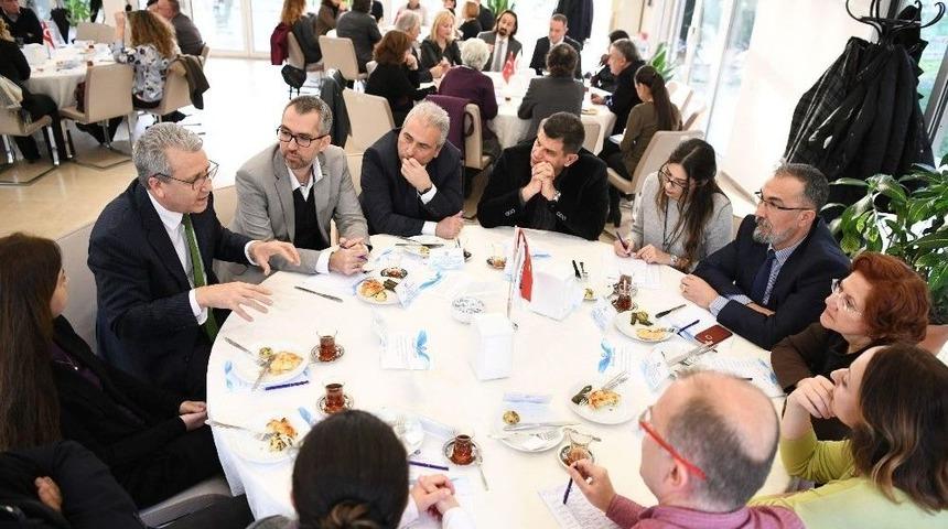 Rekt&ouml;rle Akşam &Ccedil;ayı Buluşmalarına Bin 500&rsquo;e Yakın Akademisyen Katıldı