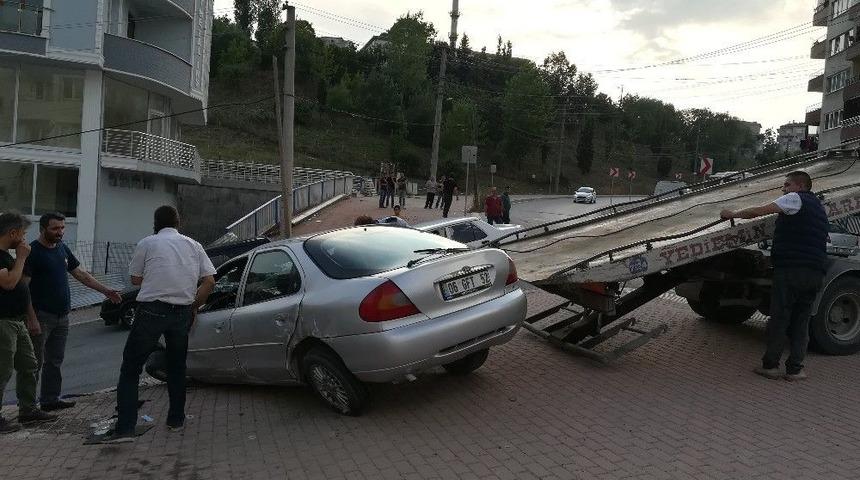 Kocaeli&rsquo;de Virajı Alamayan Otomobil Takla Attı: 1 Yaralı