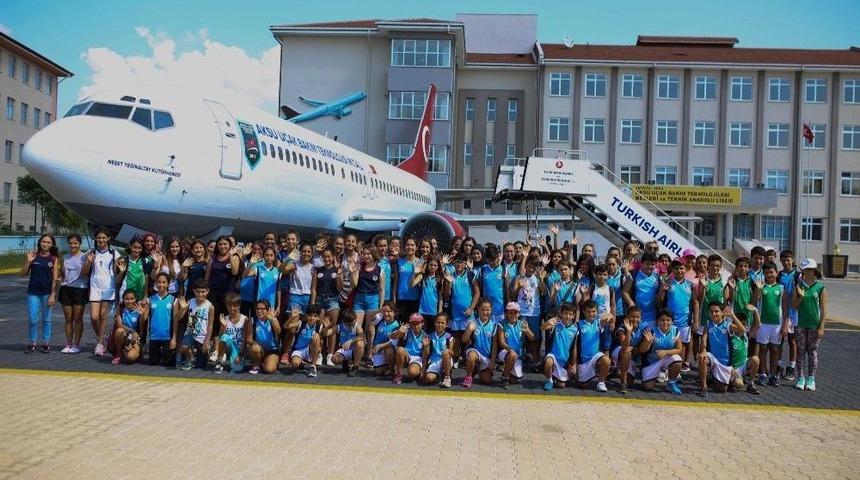 Yaz Spor Okulu Öğrencileri Uçak Okulunu Gezdi