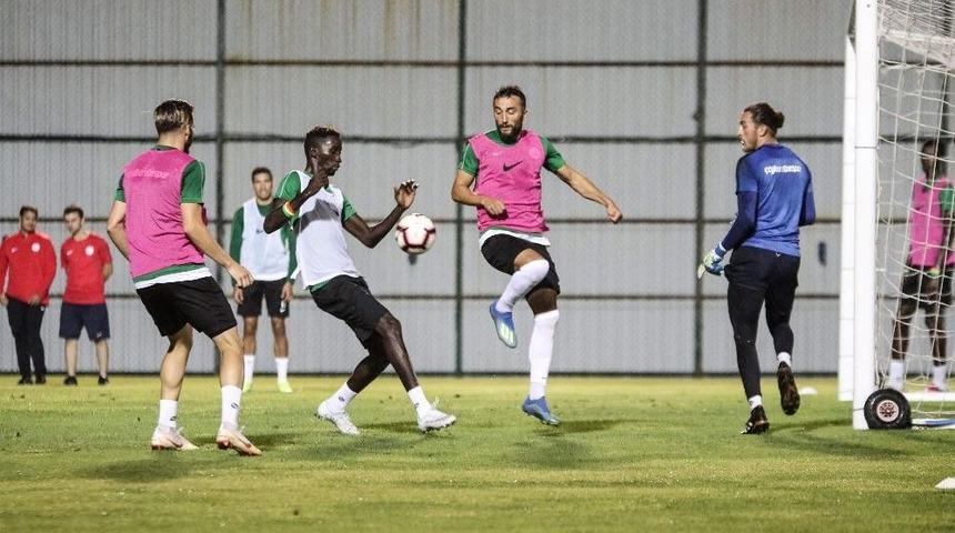 &Ccedil;aykur Rizespor Antrenmana Mehmet Ali Karaca İle &Ccedil;ıktı