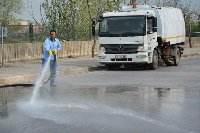 Kartepe’de Temizlik Ve Yol Onarım Çalışmaları Devam Ediyor