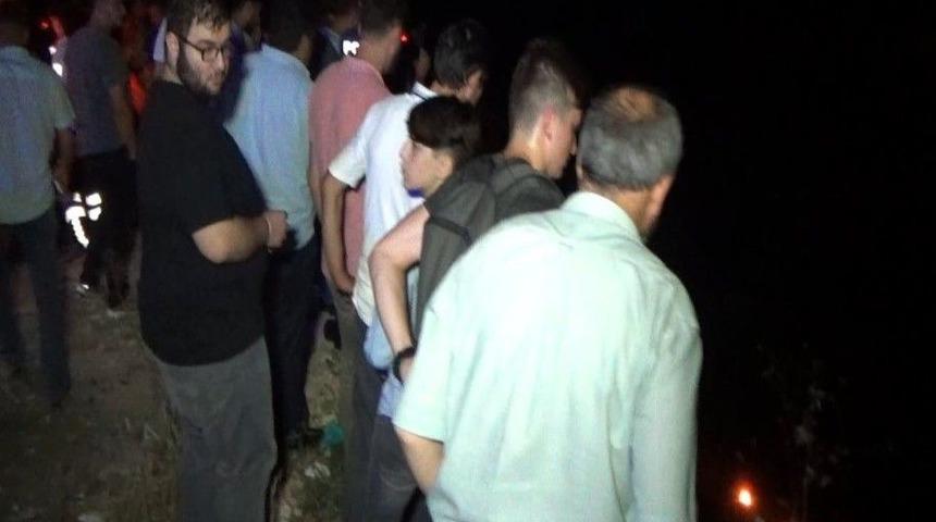 Otomobil Dere Kenarında Asılı Kaldı, Vatandaşlar Merakla Kaza Yerine Koştu