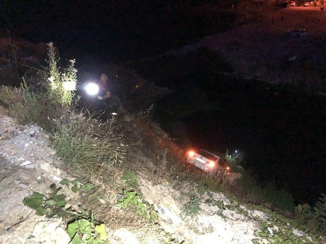 Otomobil Dere Kenarında Asılı Kaldı, Vatandaşlar Merakla Kaza Yerine Koştu 1