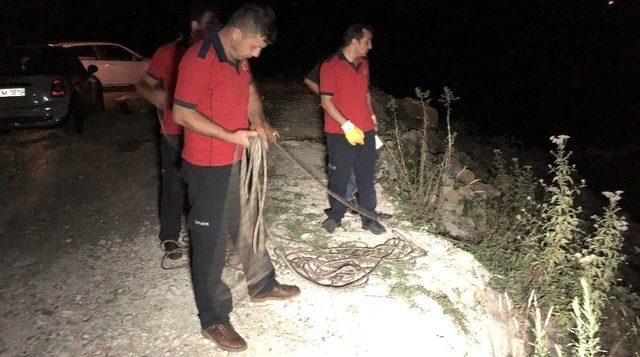 Otomobil Dere Kenarında Asılı Kaldı, Vatandaşlar Merakla Kaza Yerine Koştu 2