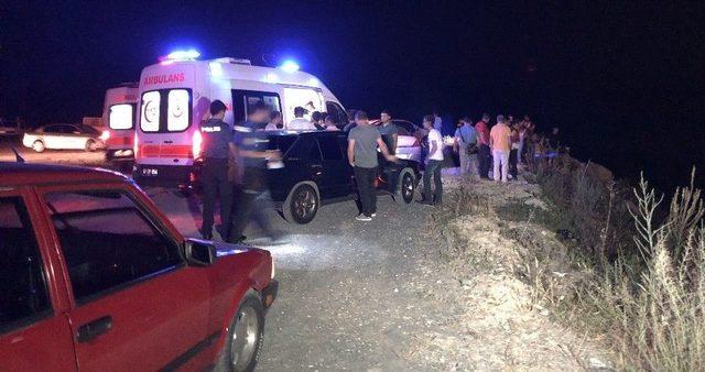 Otomobil Dere Kenarında Asılı Kaldı, Vatandaşlar Merakla Kaza Yerine Koştu 3