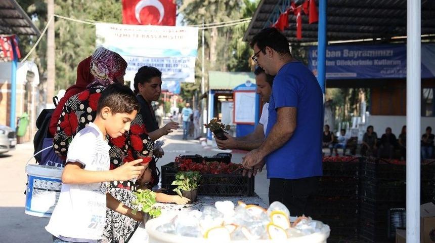 Büyükşehir’den Mezarlık Ziyareti Yapan Vatandaşlara Çiçek Ve Lokum