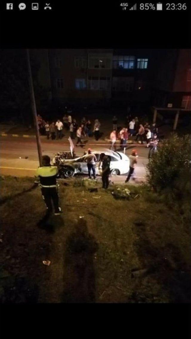 Yoldan Çıkan Otomobil Hurdaya Döndü