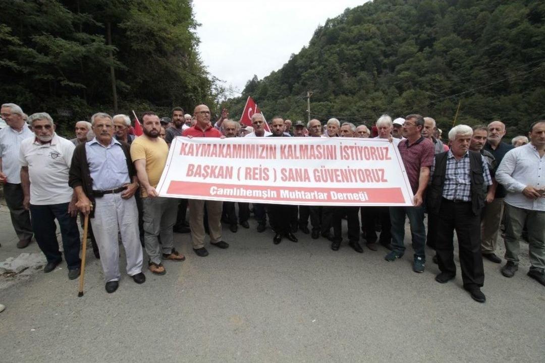 Rize&rsquo;nin &Ccedil;amlıhemşin İl&ccedil;esinde Vatandaşlar Kaymakamlarının Gitmemesi İ&ccedil;in Toplandılar