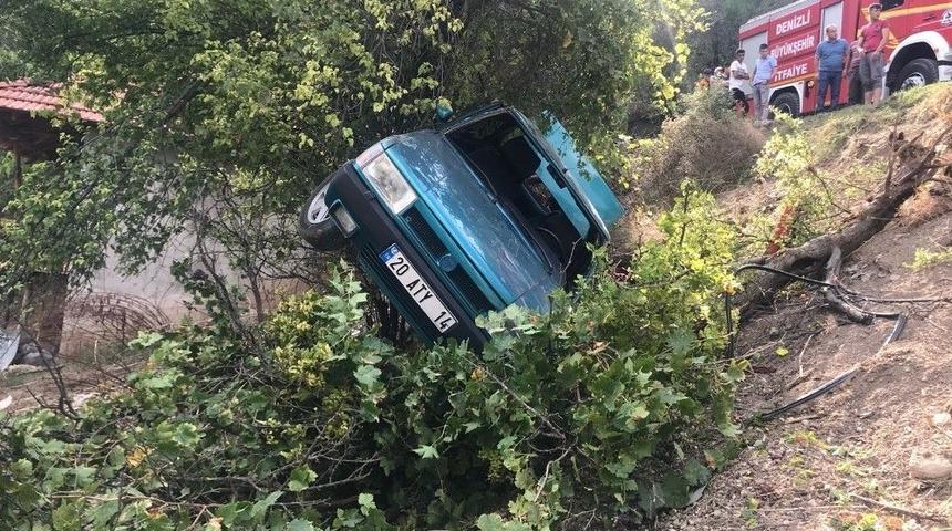 Şarampole Devrilen Otomobildeki 4 Kişi Yaralandı