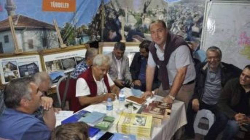 Suavi Sayın, &rsquo;ya Gediz Nehri Olmasaydı?&rsquo; İsimli Kitabını İmzaladı