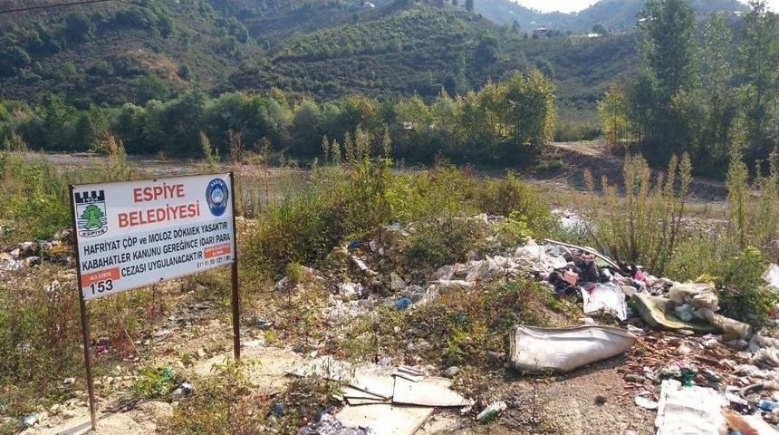 ‘çöp Dökmeyin’ Tabelasının Dibine Çöp Döktüler