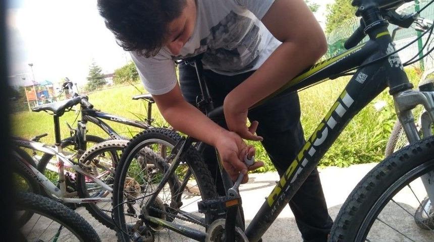 Atıl Bisikletleri Tamir Ettiler