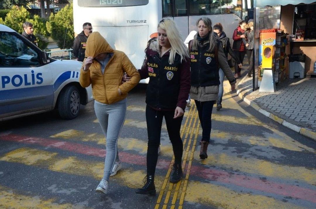 Fuhuş Operasyonunda G&ouml;zaltına Alınan 22 Kişi Sağlık Kontrol&uuml;nden Ge&ccedil;irildi