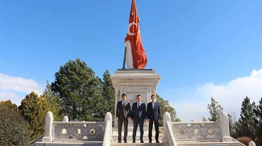 Kaymakamlar, Şehit Sancaktar Mehmet&ccedil;ik Anıtı&rsquo;nı Ziyaret Etti