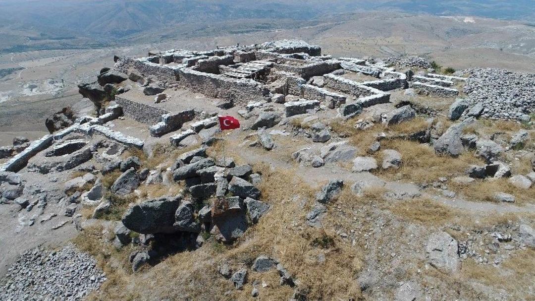 Tarihi Gevale Kalesi Ortaya &Ccedil;ıkarılıyor