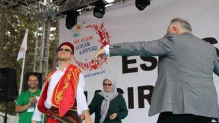 Başkan Kınık Engelli Vatandaşı Sahnede Yalnız Bırakmadı