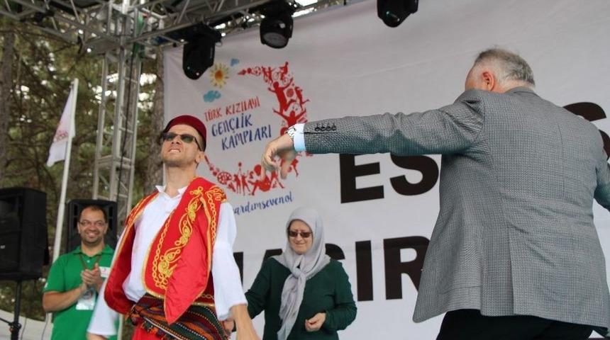 Başkan Kınık Engelli Vatandaşı Sahnede Yalnız Bırakmadı