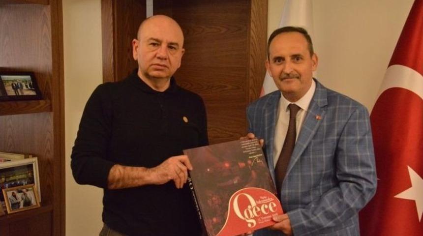 Şair Nazilli, Başkan Saraoğlu&rsquo;na Kitap Hediye Etti