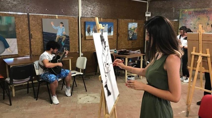 (&ouml;zel) Arkadaşları Gitar &Ccedil;alıyor, Onlar Tuvallere Aktarıyor