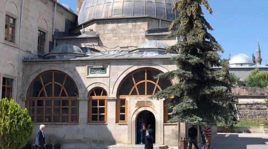 Harakani T&uuml;rbesi&rsquo;ne Bayram Ziyareti