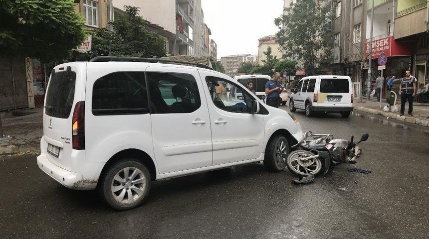 Motosiklet Otomobil İle &Ccedil;arpıştı: 1 Yaralı