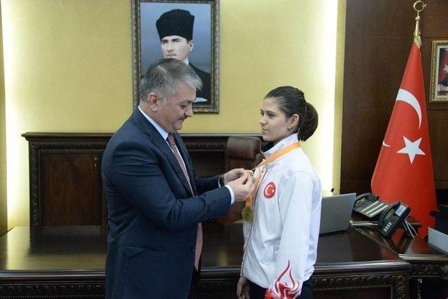 Vali Yazıcı, Dünya Şampiyonu Sporcuları Ödüllendirdi