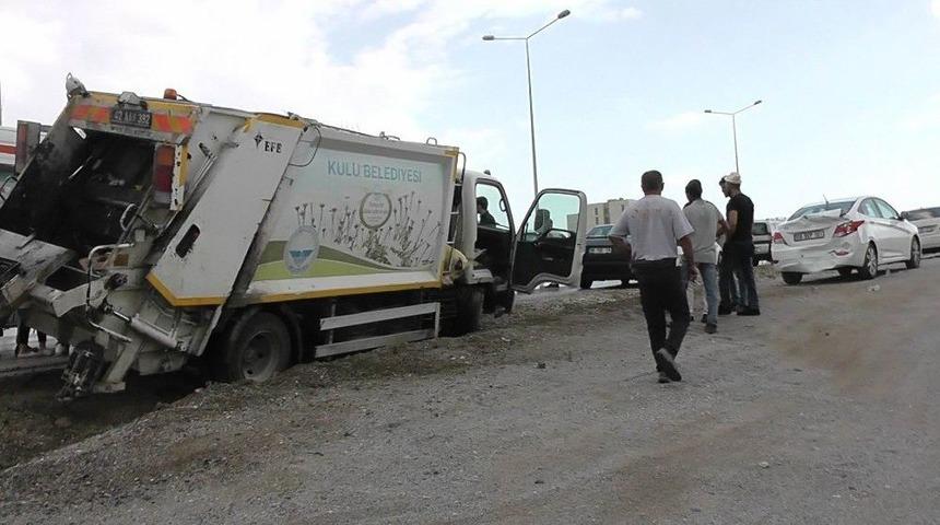 &Ccedil;&ouml;p Kamyonu Otomobille &Ccedil;arpıştı: 2 Yaralı