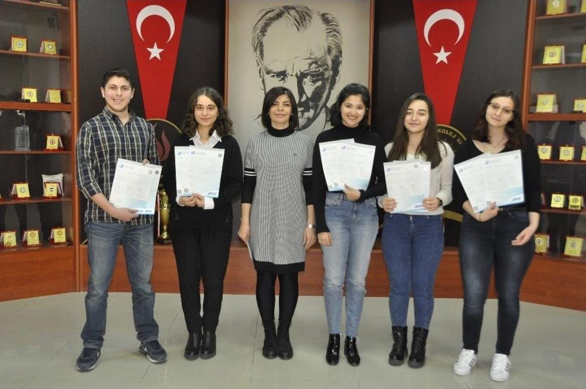 Kolej Mezunları T&ouml;renle Diplomalarını Aldı