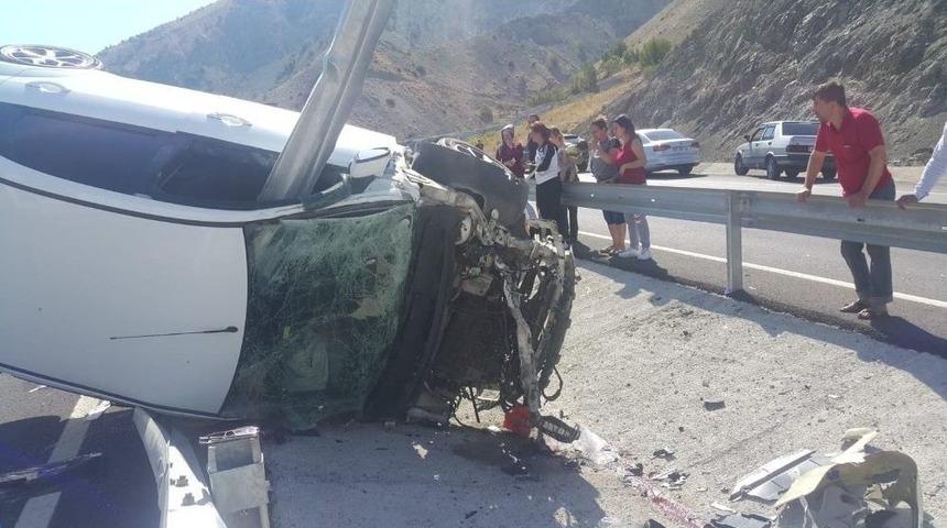 Otomobil Bariyerlere &Ccedil;arptı: 1 &Ouml;l&uuml;, 3 Yaralı