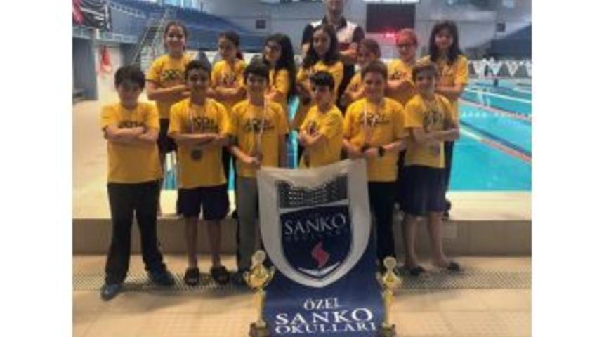 Sanko&rsquo;lu K&uuml;&ccedil;&uuml;k Y&uuml;z&uuml;c&uuml;ler B&ouml;lge Yarışlarına Gidiyor