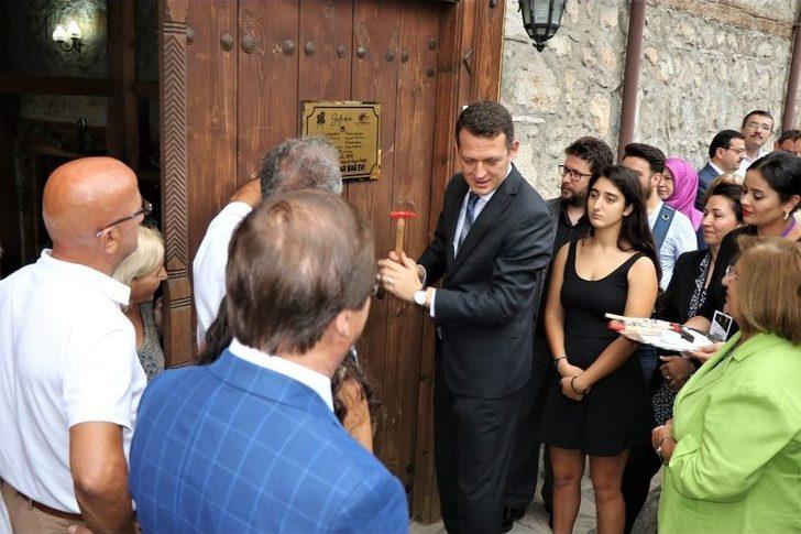 Tarihi 197 Yıllık Eve ’en İyi Restore Edilen Ev’ Plaketi Çakıldı G3