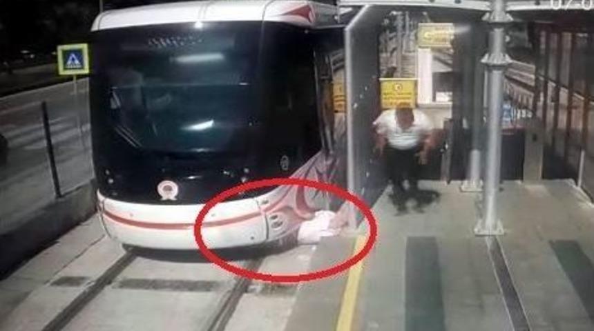 Tramvayın Yayaya &Ccedil;arpma Anı Kamerada