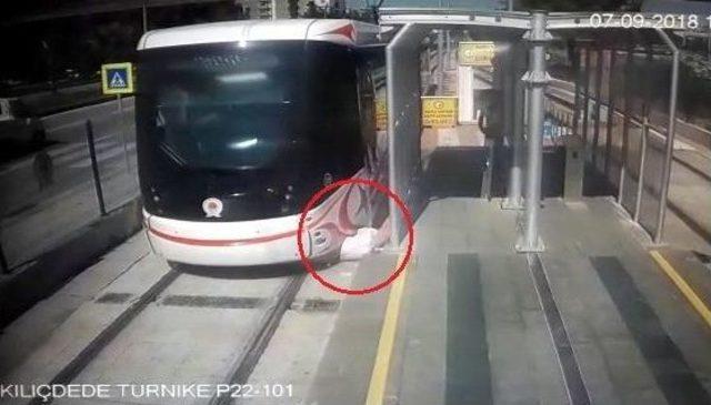 Tramvayın Yayaya Çarpma Anı Kamerada