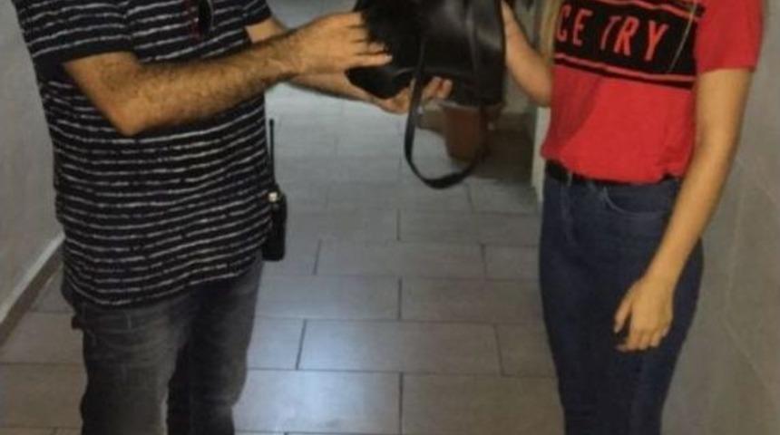 Bankta Unuttuğu &Ccedil;antasını Polis Bulup Teslim Etti