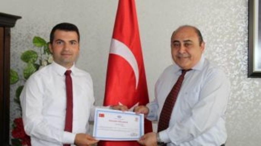 Kaymakam Karakurt&rsquo;tan M&uuml;d&uuml;r &Ccedil;alık&rsquo;a Başarı Belgesi