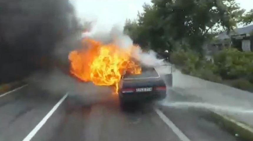 Seyir Halindeki Otomobil Alev Alev Yandı