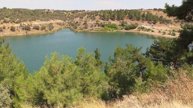 Uşak’ta Otomobil Gölete Uçtu, 4 Kişi Boğularak Hayatını Kaybetti (2)