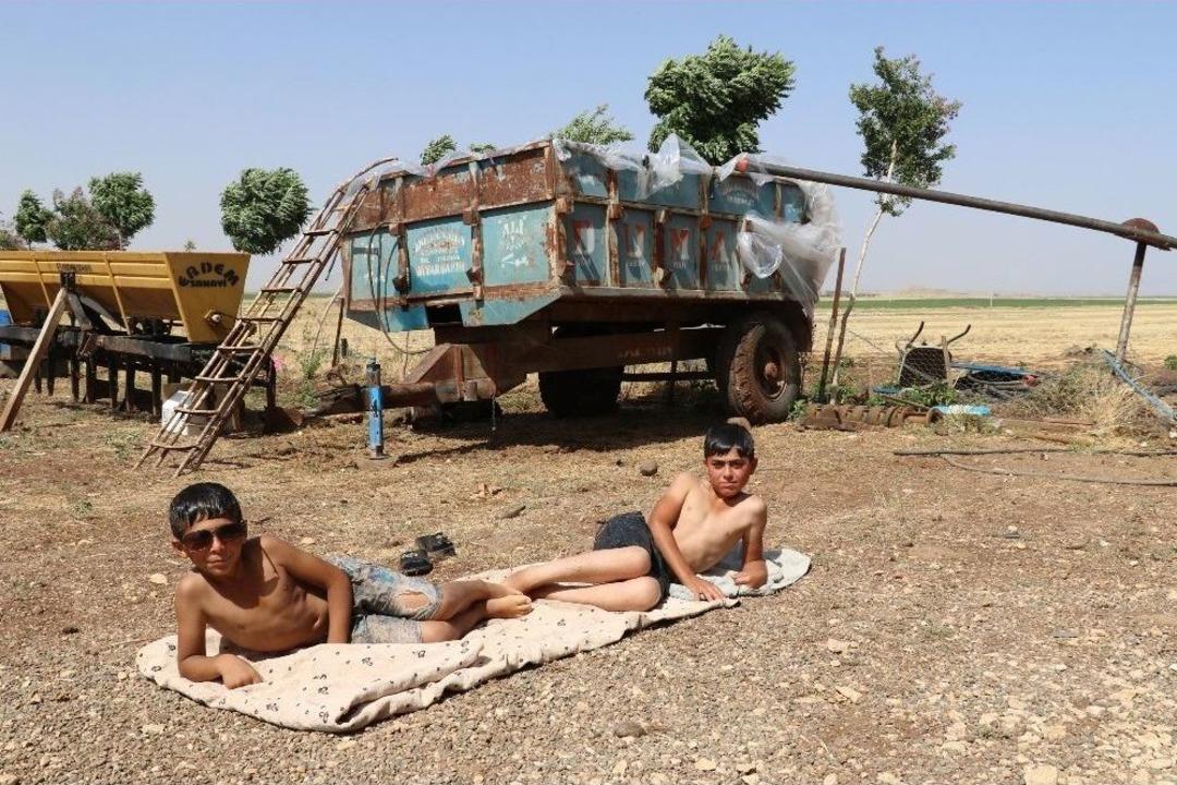 &Ccedil;ocukları Sıcaktan Bunalan Baba R&ouml;morku Havuza &Ccedil;evirdi